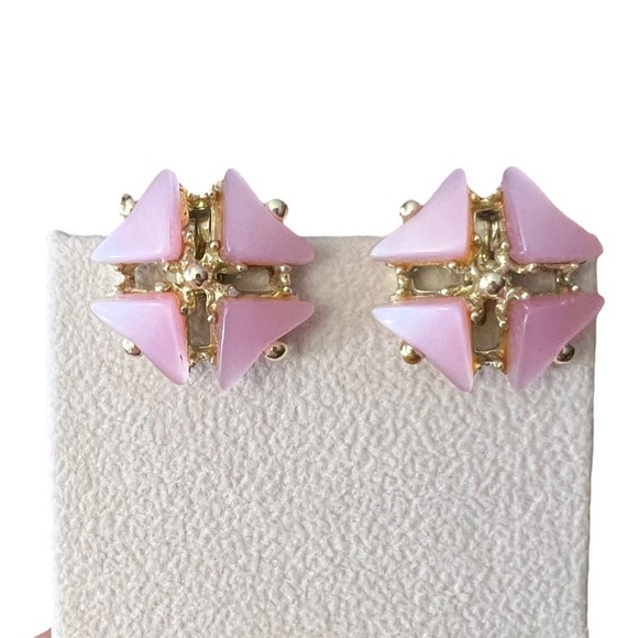 Vintage Pink Thermoset Pinwheel Geometric Gold Tone Clip On Earrings - Picture 1 of 12